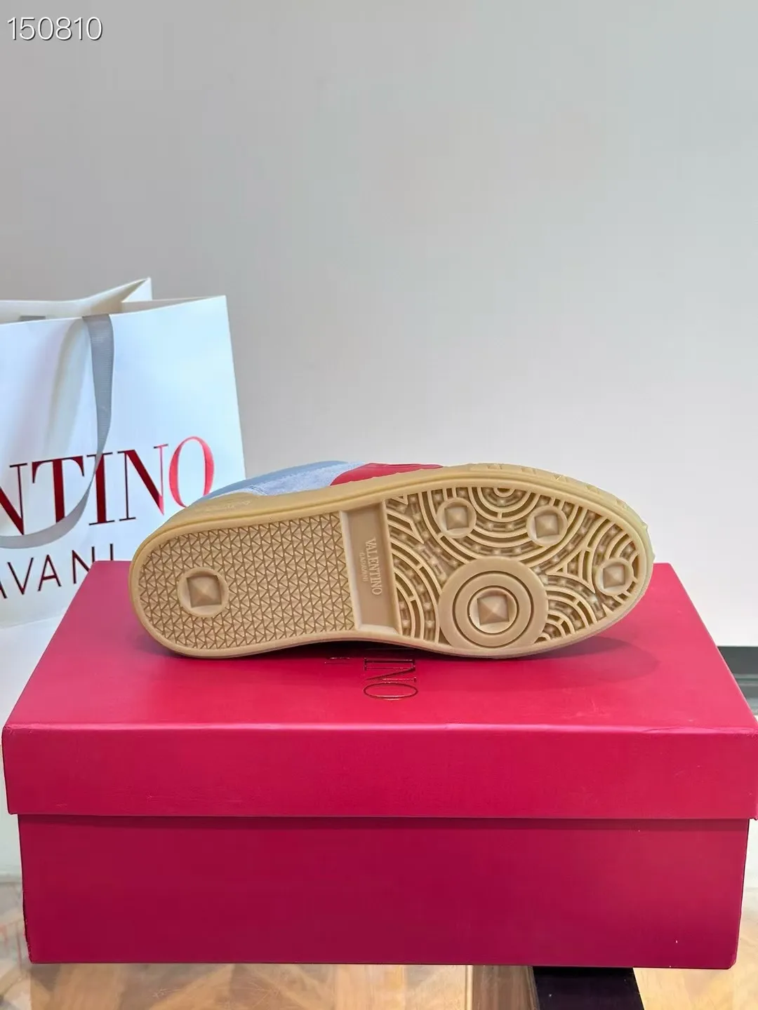 Men's men's shoes 💰440 [New style] 🐡🐡Original quality Top version on the market VALENTINO (Valentino) 2023 latest fashion week catwalk [couples 👫 style], unique design, fashionable people specialize in thin feet 🔥A fashion product of Baita [strong] Fabric: The toe is made of high mercerized triangular grain cowhide and A-grade full-grain cowhide tower, original lasting process Inner lining: cowhide lining + PU hanging mesh feet, heel and tongue decorated with VaIentin* shallow relief oversized rivets Size: 38-44 (45 can be customized